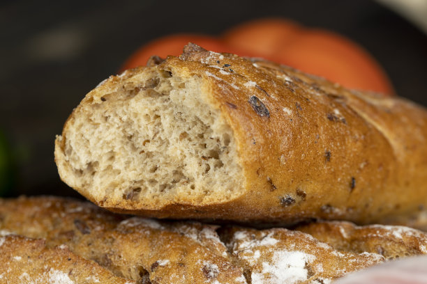 松软的新鲜面包，加入各种谷物图片下载