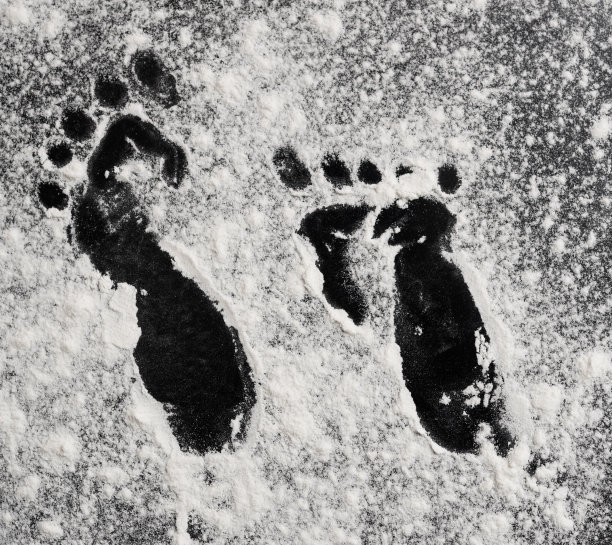 面粉上的脚印图片下载