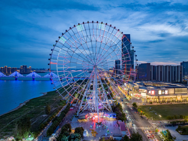 现代城市摩天轮景观图片下载