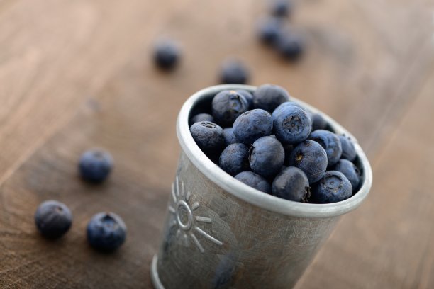 木桌上的蓝莓图片下载