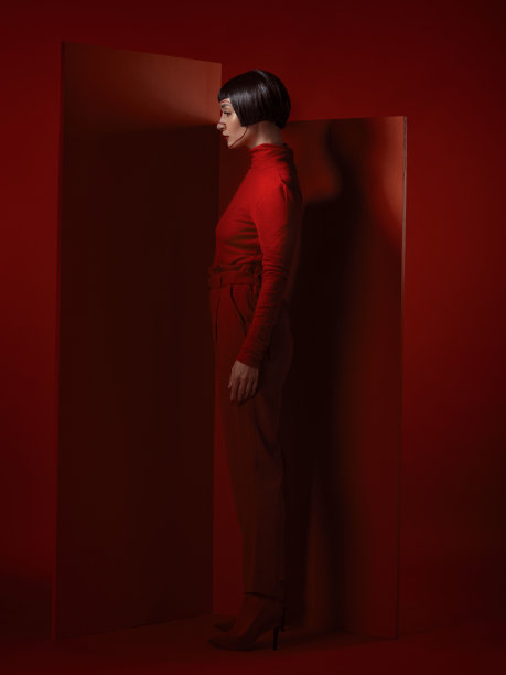 未来的时尚，艺术和女人与红色化妆和独特的工作室背景与复古化妆品。未来主义美学，阴影与创意之美，模特的身体在黑暗奢侈设计师品牌的模型。图片下载