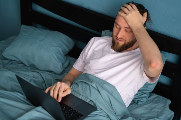 有压力的帅哥周末在家用笔记本电脑工作，业务上的问题，网上自由工作的麻烦图片下载