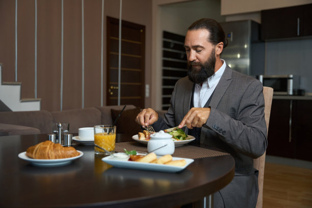 马累在酒店房间的餐桌上吃早餐图片下载