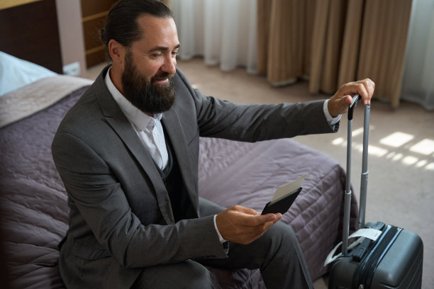 商人从路上坐到床上休息图片下载