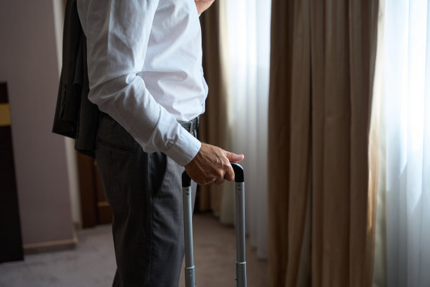 穿着旅行服的旅行男士站在窗口图片下载