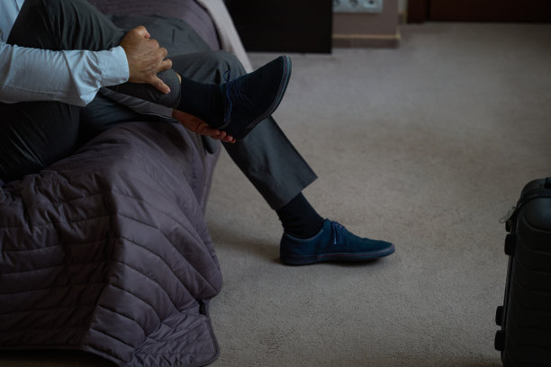 疲惫的旅行者从路上脱下鞋子图片下载