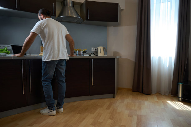 穿着便服的男士正在准备新鲜蔬菜沙拉图片下载