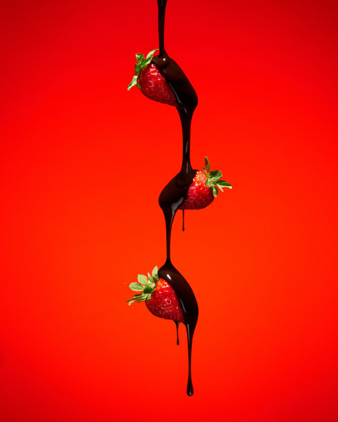 巧克力酱滴在草莓上图片下载