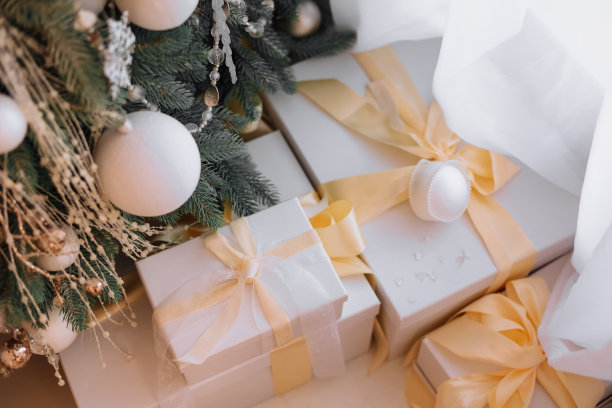 圣诞树下的豪华时尚礼盒，白色包装和圣诞老人礼物的丝带。新年的家装，节日的树上装饰着花环、小玩意、装饰物，传统的庆祝图片下载