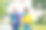 男孩和女孩站在学校附近的公园里拥抱。图片下载