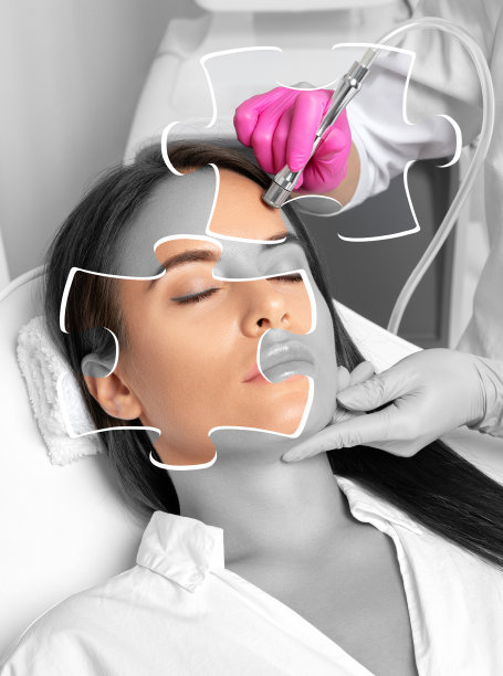 漂亮的女人，长发，干净的皮肤。美容师在脸上进行微磨皮手术。美容院的女性美容。图片下载