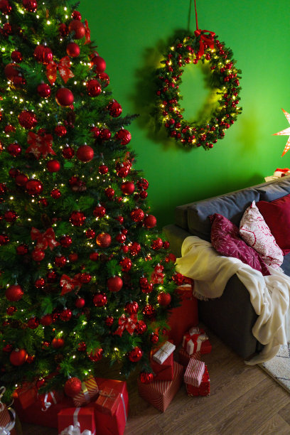 圣诞客厅内部与沙发，圣诞树和花环在绿色背景图片下载