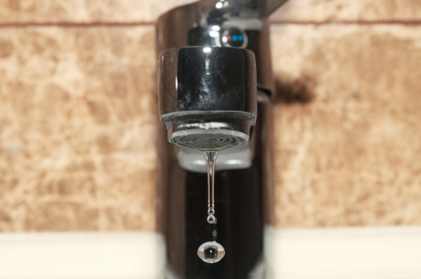 水龙头和水滴关闭图片下载