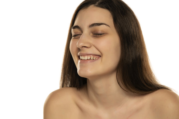 一个没有化妆，赤裸上身的快乐年轻女人的肖像图片下载