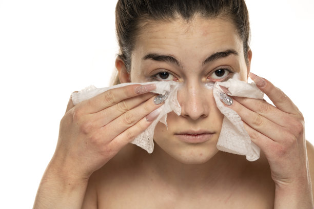 年轻女子用湿巾洗脸图片下载