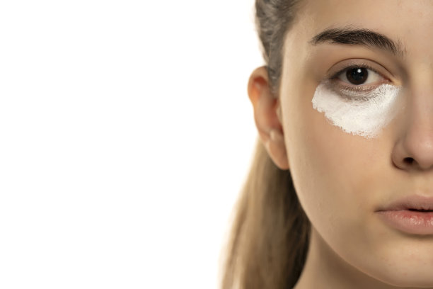 一个年轻女人的半画像，她的眼睛下面有化妆品图片下载