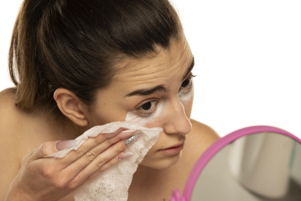 年轻女子用湿巾洗脸图片下载