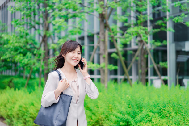 女商人正在用她的手机打电话图片下载