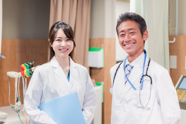 在医院工作的住院医师和导师图片下载