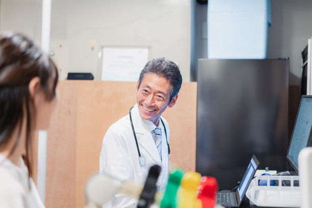 医院里的老年医生和病人图片下载