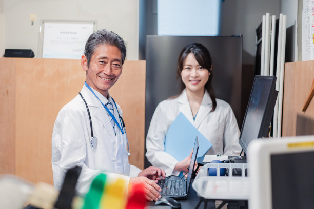 医护人员在护士站讨论图片下载