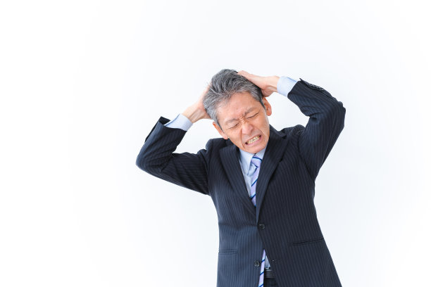 经理双手抱着头挣扎着图片下载