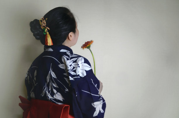 穿着浴衣的女人和kanzashi图片下载