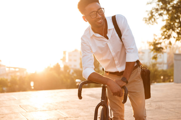 英俊的非洲青年清晨在户外图片下载