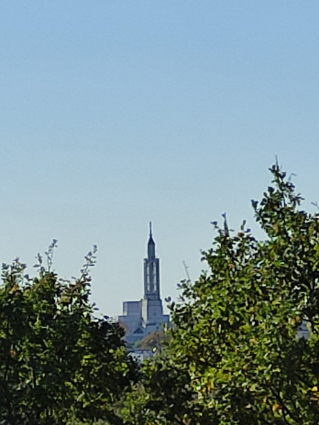 以天主教堂穹顶为背景的城市景观。旧手机风格的照片图片下载