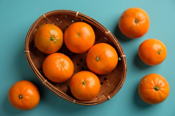 柑桔或橘子，是一种小型柑橘树水果。试。竹子编织。jeruk shantang。春节水果。图片下载
