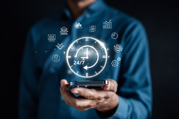 24小时不间断服务理念。商人手持虚拟24/7与时钟在手全球不间断和全天候可用的联系服务理念。客户服务。图片下载