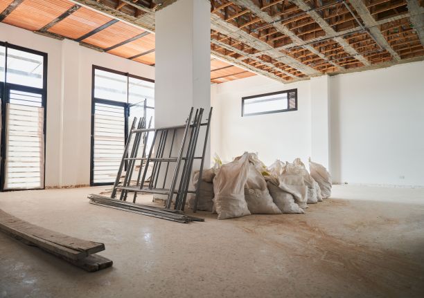 在明亮诱人的白色房间内，室内施工项目正在进行中图片下载