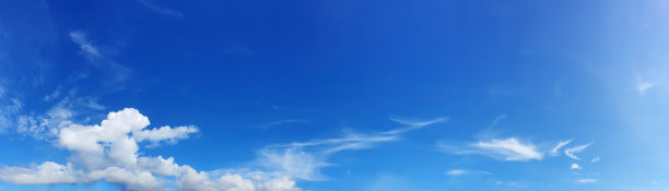 晴朗的日子里，天空中有云的全景。图片下载
