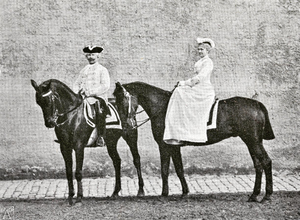 女士们四人组，列队骑马图片下载