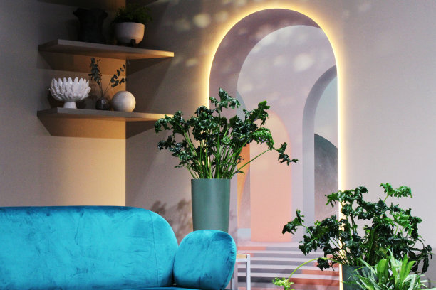 客厅内部装饰着优雅的配饰和植物。有蓝色沙发和家具的现代家庭住宅。阁楼公寓的家居装饰。舒适的公寓。设计别致昂贵的豪宅图片下载