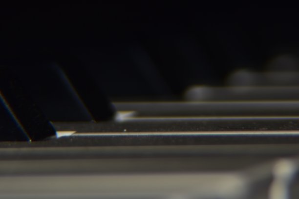 钢琴琴键特写。极端微距拍摄乐器，钢琴图片下载