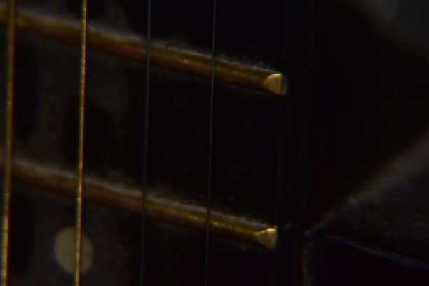 原声吉他琴弦的极端微距镜头。图片下载