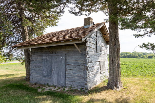 美国中西部大草原上的老木屋图片下载