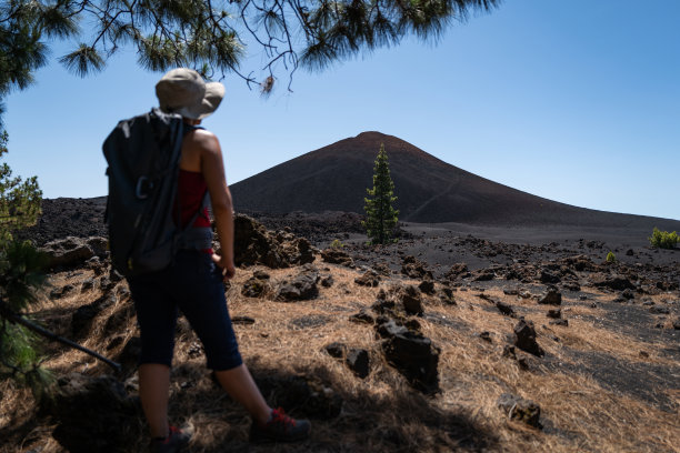 在特内里费岛泰德火山景观徒步旅行的妇女图片下载