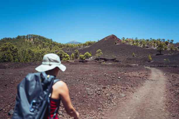 在特内里费岛泰德火山景观徒步旅行的妇女图片下载
