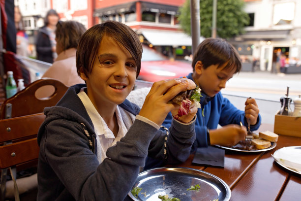 人们、孩子们在挪威享受着峡湾、山脉和其他美丽的自然美景图片下载