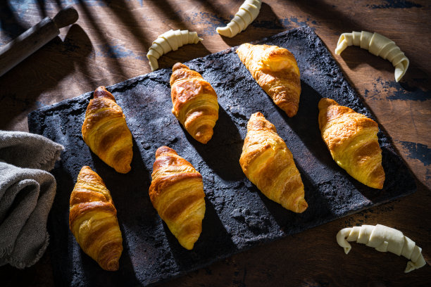自制牛角包新鲜生面团面包店准备图片下载