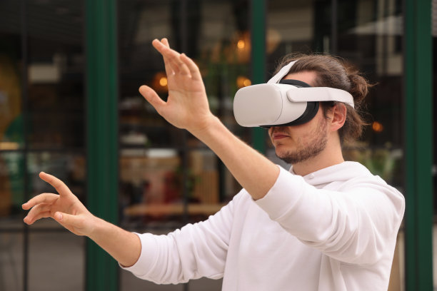 戴VR眼镜的男人图片下载