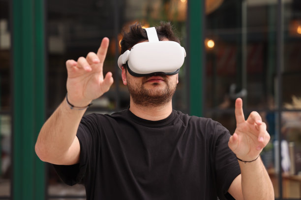 戴VR眼镜的男人图片下载