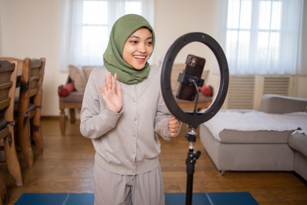 女人正在录制关于锻炼的视频博客图片下载