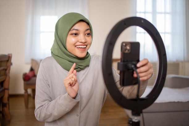 女人正在录制关于锻炼的视频博客图片下载