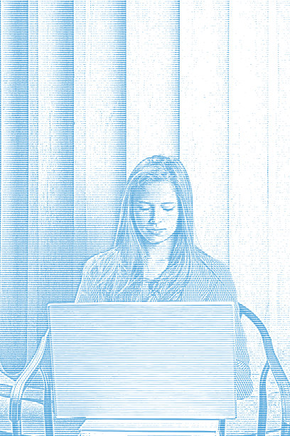 校园里的年轻女子，用笔记本电脑在线学习图片下载