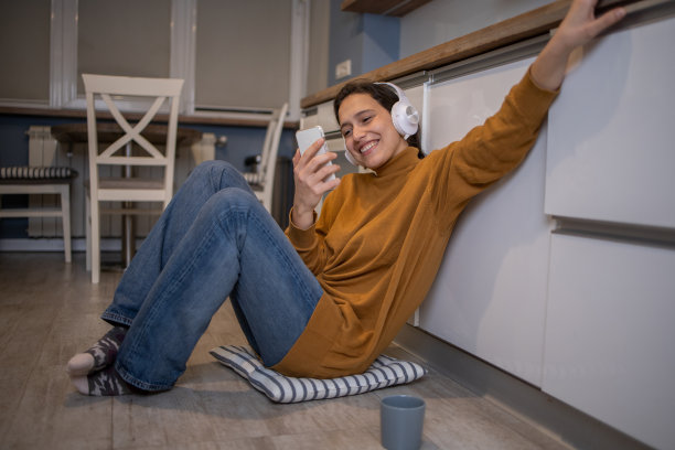 一个美丽的年轻女子听音乐的画像图片下载