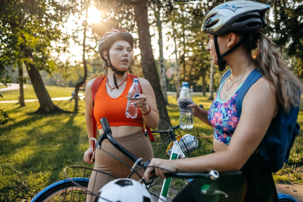 朋友们在公园里骑自行车，喝着水图片下载