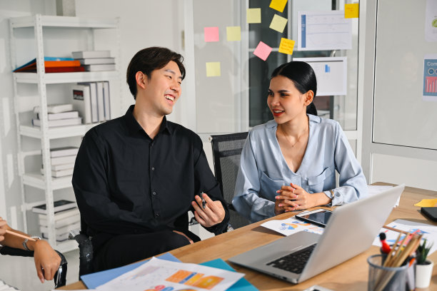 商务人士聚在一起，在现代化的办公室里进行头脑风暴，商务人士策划商业项目，穿着智能休闲装的人们讨论和工作。高质量照片图片下载